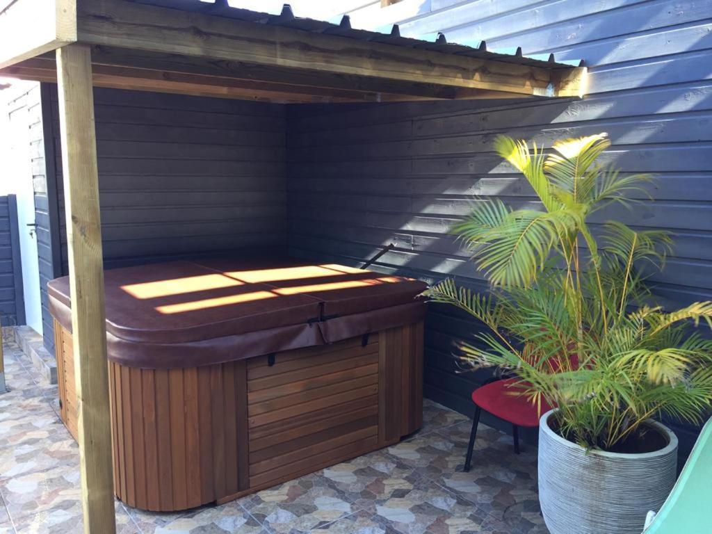 Nicole Residence Avec Piscine Chauffee & Jacuzzi Сент-Андре Экстерьер фото